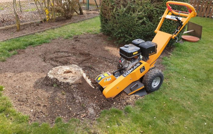 Die Wurzelfräse von Gartenpflege Sadiku im Einsatz